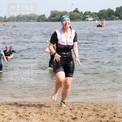15.06.2025 - 27. Vierlanden-Triathlon Lena Gebhardt http://msf.ph/oto/8021277 15.06.2025 10:18:24 Schwimmen 495, 533, 535, 568, 586, 621, 628 meine-sportfotos.de