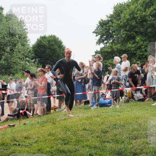 15.06.2025 - 27. Vierlanden-Triathlon KatJ http://msf.ph/oto/8021285 15.06.2025 10:52:15 Schwimmen 652, 693 meine-sportfotos.de