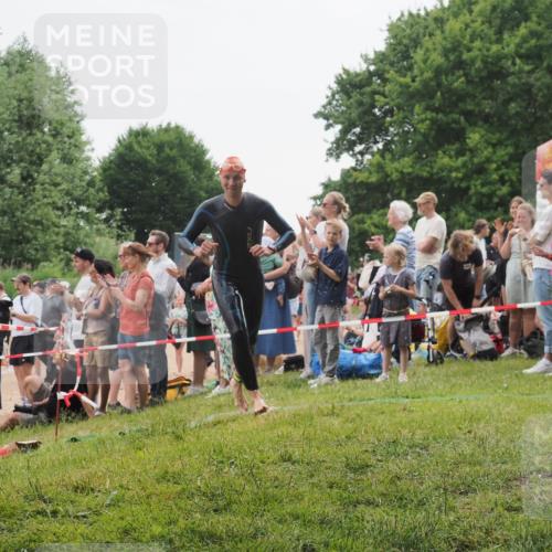 15.06.2025 - 27. Vierlanden-Triathlon KatJ http://msf.ph/oto/8021288 15.06.2025 10:52:15 Schwimmen 652, 693 meine-sportfotos.de