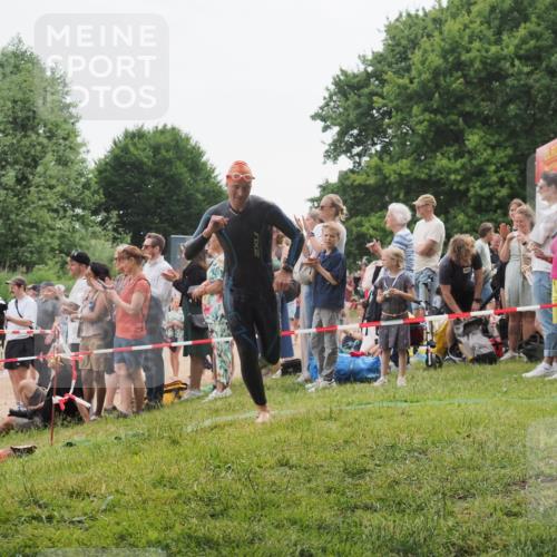 15.06.2025 - 27. Vierlanden-Triathlon KatJ http://msf.ph/oto/8021296 15.06.2025 10:52:15 Schwimmen 652, 693 meine-sportfotos.de