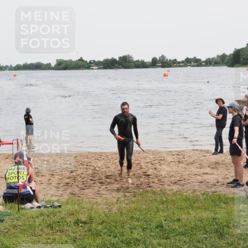 21.06.2025 - 27. Vierlanden-Triathlon MichiJ http://msf.ph/oto/8021298 15.06.2026 10:51:06 Schwimmen 775 meine-sportfotos.de