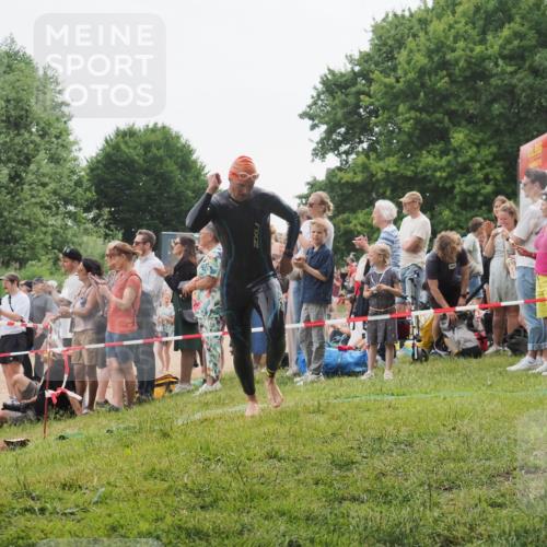 15.06.2025 - 27. Vierlanden-Triathlon KatJ http://msf.ph/oto/8021300 15.06.2025 10:52:15 Schwimmen 652, 693 meine-sportfotos.de