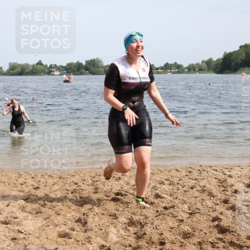 15.06.2025 - 27. Vierlanden-Triathlon Lena Gebhardt http://msf.ph/oto/8021303 15.06.2025 10:18:25 Schwimmen 495, 533, 535, 568, 586, 621, 628 meine-sportfotos.de