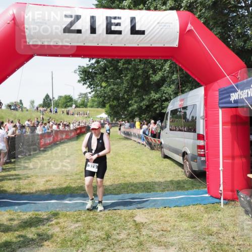 21.06.2025 - 27. Vierlanden-Triathlon MichiJ http://msf.ph/oto/8021305 15.06.2026 11:36:38 Ziel 379 meine-sportfotos.de