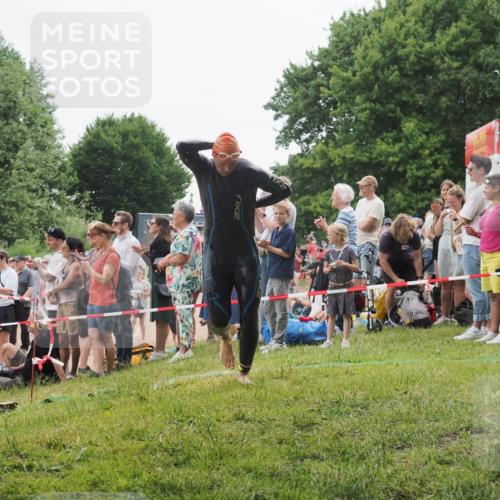 15.06.2025 - 27. Vierlanden-Triathlon KatJ http://msf.ph/oto/8021307 15.06.2025 10:52:15 Schwimmen 652, 693 meine-sportfotos.de