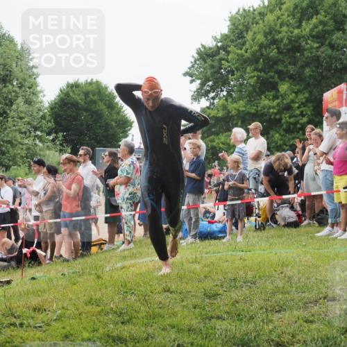 15.06.2025 - 27. Vierlanden-Triathlon KatJ http://msf.ph/oto/8021319 15.06.2025 10:52:16 Schwimmen 652, 693 meine-sportfotos.de