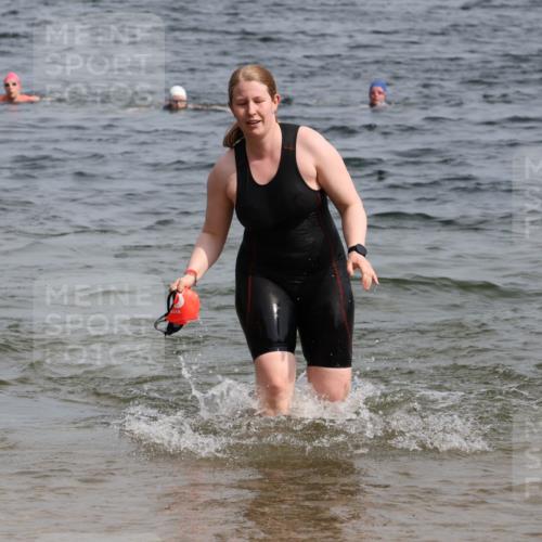 15.06.2025 - 27. Vierlanden-Triathlon Lena Gebhardt http://msf.ph/oto/8021324 15.06.2025 10:18:27 Schwimmen 495, 533, 535, 586, 621, 628 meine-sportfotos.de
