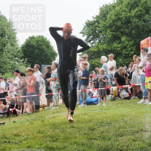 15.06.2025 - 27. Vierlanden-Triathlon KatJ http://msf.ph/oto/8021331 15.06.2025 10:52:16 Schwimmen 652, 693 meine-sportfotos.de
