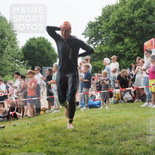 15.06.2025 - 27. Vierlanden-Triathlon KatJ http://msf.ph/oto/8021333 15.06.2025 10:52:16 Schwimmen 652, 693 meine-sportfotos.de