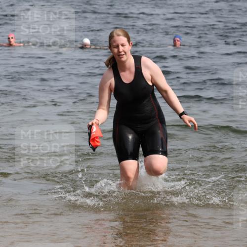 15.06.2025 - 27. Vierlanden-Triathlon Lena Gebhardt http://msf.ph/oto/8021336 15.06.2025 10:18:27 Schwimmen 495, 533, 535, 586, 621, 628 meine-sportfotos.de