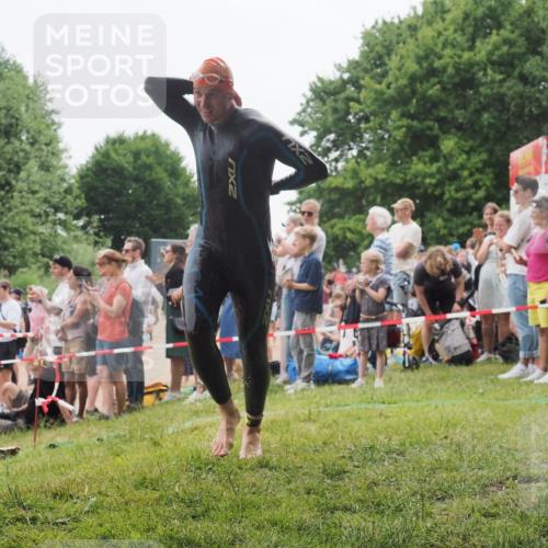 15.06.2025 - 27. Vierlanden-Triathlon KatJ http://msf.ph/oto/8021339 15.06.2025 10:52:16 Schwimmen 652, 693 meine-sportfotos.de
