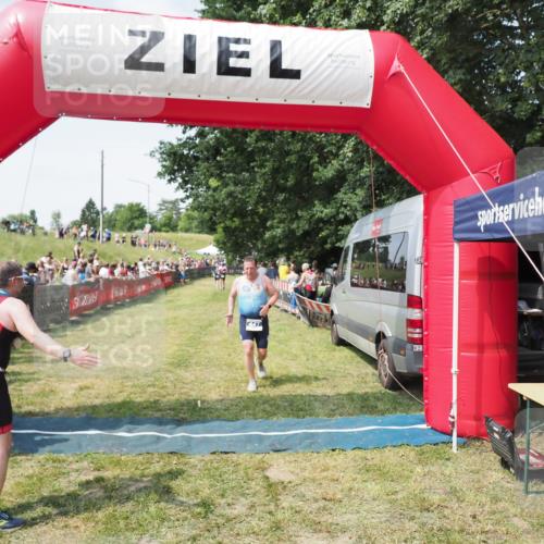 21.06.2025 - 27. Vierlanden-Triathlon MichiJ http://msf.ph/oto/8021341 15.06.2026 11:36:45 Ziel 447 meine-sportfotos.de