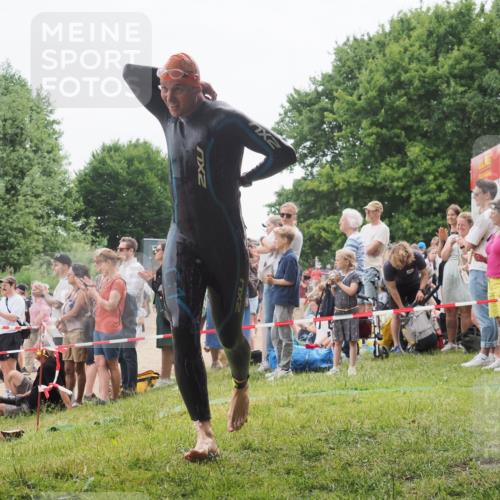 15.06.2025 - 27. Vierlanden-Triathlon KatJ http://msf.ph/oto/8021345 15.06.2025 10:52:16 Schwimmen 652, 693 meine-sportfotos.de