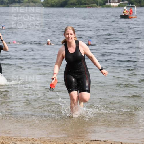 15.06.2025 - 27. Vierlanden-Triathlon Lena Gebhardt http://msf.ph/oto/8021348 15.06.2025 10:18:28 Schwimmen 495, 533, 535, 621, 628 meine-sportfotos.de