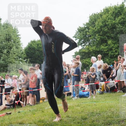 15.06.2025 - 27. Vierlanden-Triathlon KatJ http://msf.ph/oto/8021350 15.06.2025 10:52:16 Schwimmen 652, 693 meine-sportfotos.de
