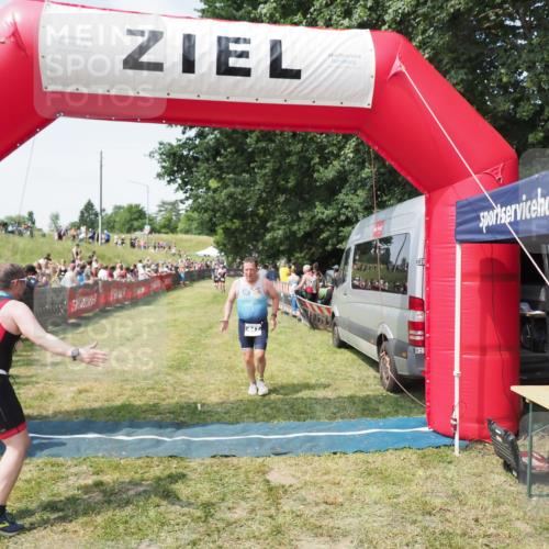 21.06.2025 - 27. Vierlanden-Triathlon MichiJ http://msf.ph/oto/8021353 15.06.2026 11:36:45 Ziel 447 meine-sportfotos.de
