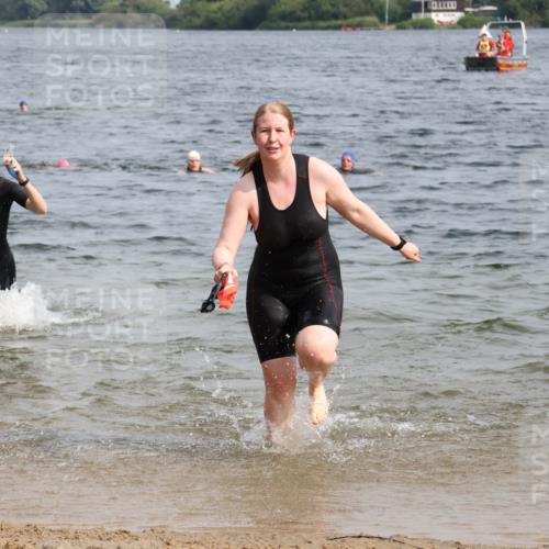 15.06.2025 - 27. Vierlanden-Triathlon Lena Gebhardt http://msf.ph/oto/8021357 15.06.2025 10:18:28 Schwimmen 495, 533, 535, 621, 628 meine-sportfotos.de