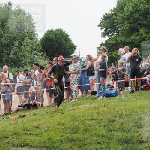 15.06.2025 - 27. Vierlanden-Triathlon KatJ http://msf.ph/oto/8021360 15.06.2025 10:52:20 Schwimmen 652, 693, 759 meine-sportfotos.de