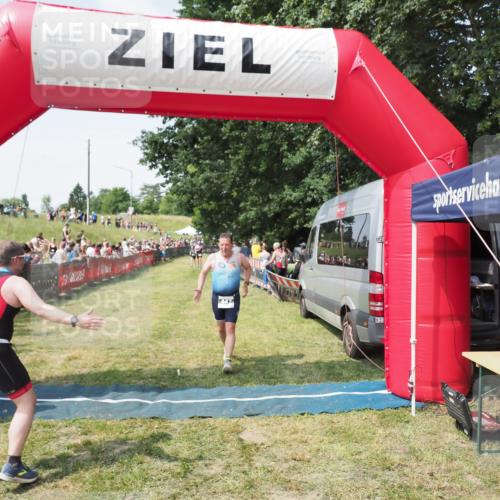 21.06.2025 - 27. Vierlanden-Triathlon MichiJ http://msf.ph/oto/8021366 15.06.2026 11:36:45 Ziel 447 meine-sportfotos.de