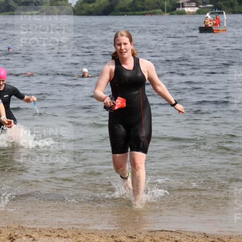15.06.2025 - 27. Vierlanden-Triathlon Lena Gebhardt http://msf.ph/oto/8021367 15.06.2025 10:18:28 Schwimmen 495, 533, 535, 621, 628 meine-sportfotos.de