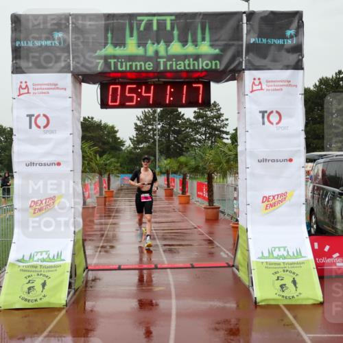 15.06.2025 - 7 Türme Triathlon Michael Strokosch http://msf.ph/oto/8021371 15.06.2025 15:41:17 Ziel 303 meine-sportfotos.de