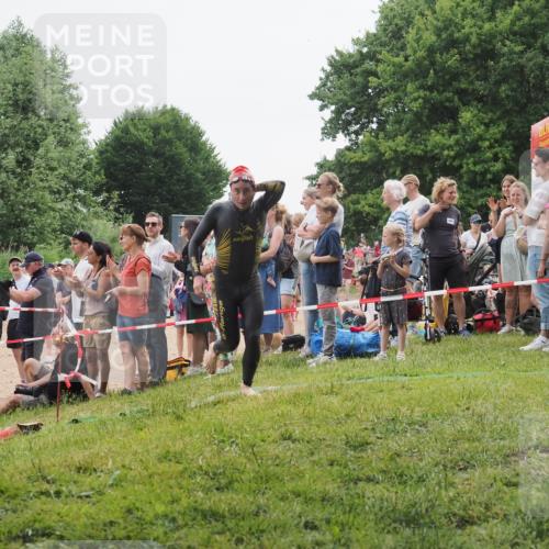 15.06.2025 - 27. Vierlanden-Triathlon KatJ http://msf.ph/oto/8021374 15.06.2025 10:52:21 Schwimmen 652, 693, 759 meine-sportfotos.de