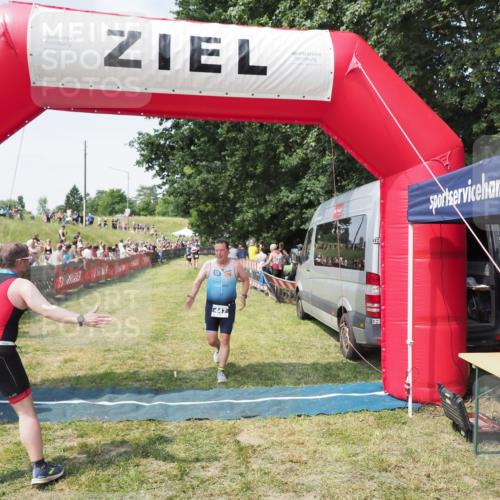 21.06.2025 - 27. Vierlanden-Triathlon MichiJ http://msf.ph/oto/8021379 15.06.2026 11:36:45 Ziel 447 meine-sportfotos.de