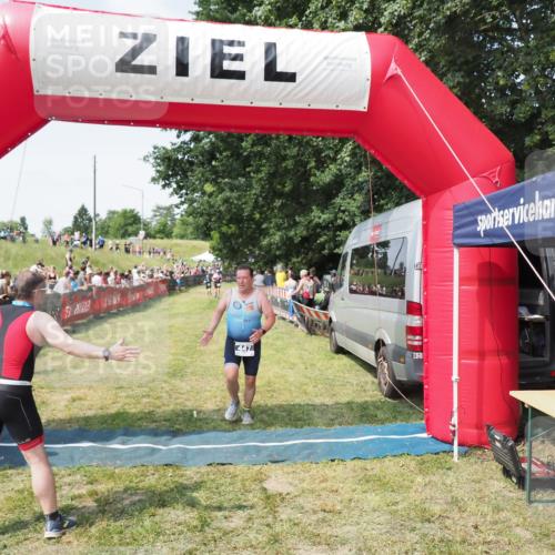 21.06.2025 - 27. Vierlanden-Triathlon MichiJ http://msf.ph/oto/8021390 15.06.2026 11:36:45 Ziel 447 meine-sportfotos.de
