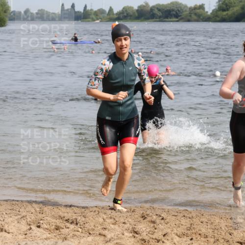 15.06.2025 - 27. Vierlanden-Triathlon Lena Gebhardt http://msf.ph/oto/8021400 15.06.2025 10:18:29 Schwimmen 495, 533, 535, 621, 628 meine-sportfotos.de