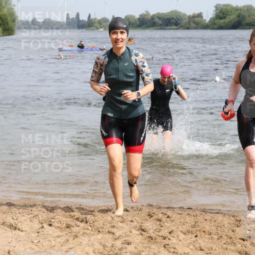 15.06.2025 - 27. Vierlanden-Triathlon Lena Gebhardt http://msf.ph/oto/8021408 15.06.2025 10:18:29 Schwimmen 495, 533, 535, 621, 628 meine-sportfotos.de