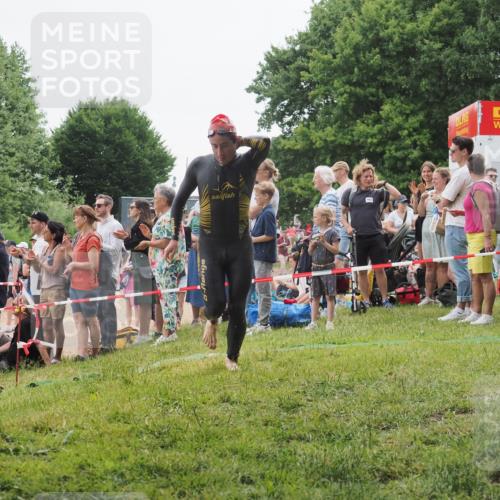 15.06.2025 - 27. Vierlanden-Triathlon KatJ http://msf.ph/oto/8021412 15.06.2025 10:52:21 Schwimmen 652, 693, 759 meine-sportfotos.de
