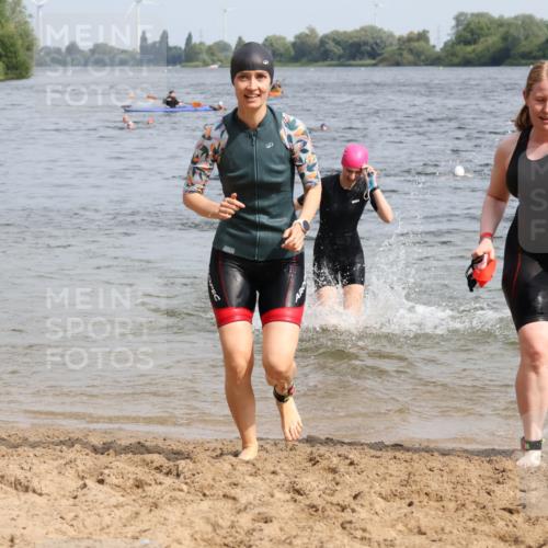 15.06.2025 - 27. Vierlanden-Triathlon Lena Gebhardt http://msf.ph/oto/8021424 15.06.2025 10:18:29 Schwimmen 495, 533, 535, 621, 628 meine-sportfotos.de