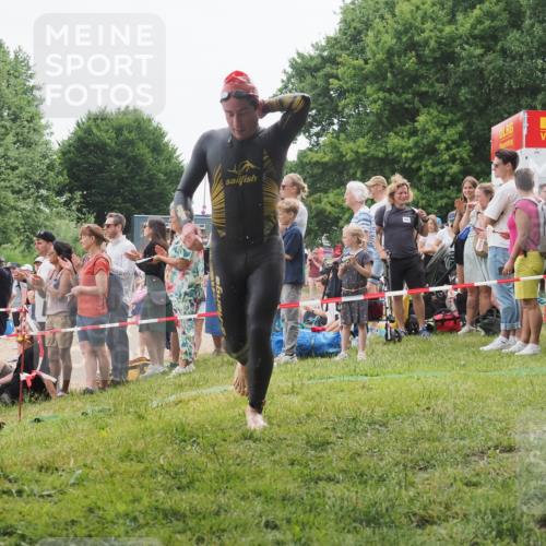 15.06.2025 - 27. Vierlanden-Triathlon KatJ http://msf.ph/oto/8021431 15.06.2025 10:52:22 Schwimmen 652, 693, 759 meine-sportfotos.de