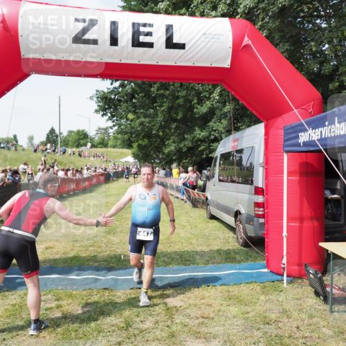 21.06.2025 - 27. Vierlanden-Triathlon MichiJ http://msf.ph/oto/8021432 15.06.2026 11:36:46 Ziel 447 meine-sportfotos.de