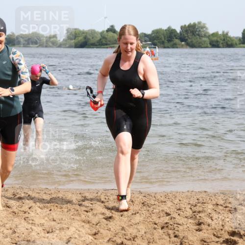 15.06.2025 - 27. Vierlanden-Triathlon Lena Gebhardt http://msf.ph/oto/8021436 15.06.2025 10:18:30 Schwimmen 495, 533, 535, 621, 628 meine-sportfotos.de