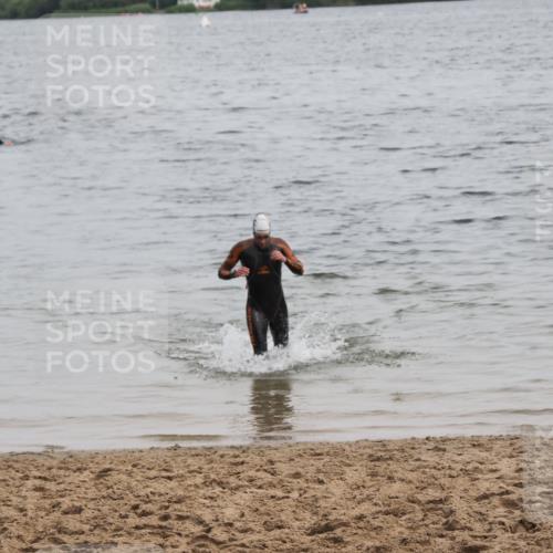 21.06.2025 - 27. Vierlanden-Triathlon MichiJ http://msf.ph/oto/8021441 15.06.2026 10:51:34 Schwimmen 676 meine-sportfotos.de