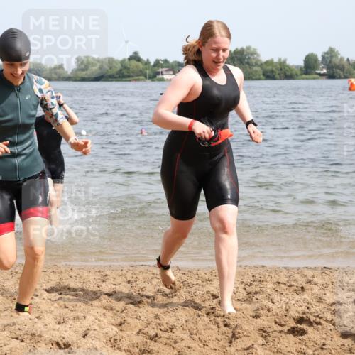 15.06.2025 - 27. Vierlanden-Triathlon Lena Gebhardt http://msf.ph/oto/8021463 15.06.2025 10:18:30 Schwimmen 495, 533, 535, 621, 628 meine-sportfotos.de