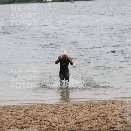 21.06.2025 - 27. Vierlanden-Triathlon MichiJ http://msf.ph/oto/8021471 15.06.2026 10:51:34 Schwimmen 676 meine-sportfotos.de