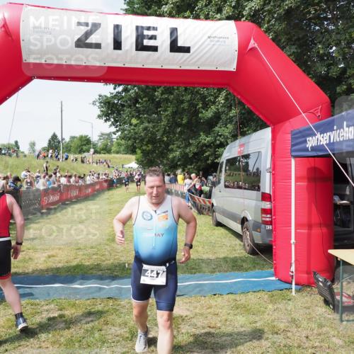 21.06.2025 - 27. Vierlanden-Triathlon MichiJ http://msf.ph/oto/8021473 15.06.2026 11:36:47 Ziel 447 meine-sportfotos.de