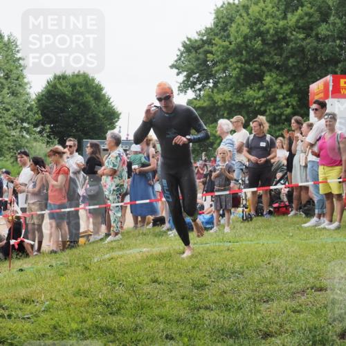 15.06.2025 - 27. Vierlanden-Triathlon KatJ http://msf.ph/oto/8021482 15.06.2025 10:52:25 Schwimmen 652, 682, 759 meine-sportfotos.de