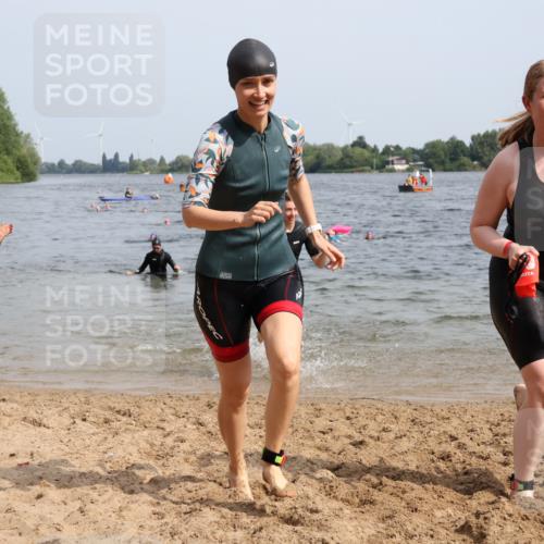 15.06.2025 - 27. Vierlanden-Triathlon Lena Gebhardt http://msf.ph/oto/8021487 15.06.2025 10:18:31 Schwimmen 495, 533, 535, 621, 628 meine-sportfotos.de