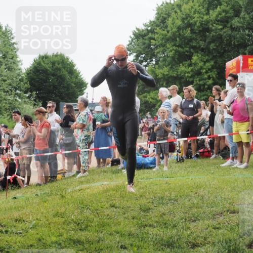 15.06.2025 - 27. Vierlanden-Triathlon KatJ http://msf.ph/oto/8021489 15.06.2025 10:52:25 Schwimmen 652, 682, 759 meine-sportfotos.de