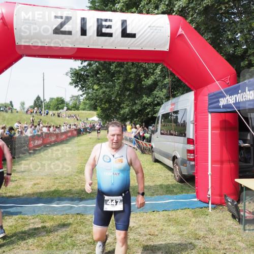 21.06.2025 - 27. Vierlanden-Triathlon MichiJ http://msf.ph/oto/8021492 15.06.2026 11:36:47 Ziel 447 meine-sportfotos.de