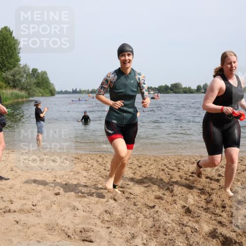15.06.2025 - 27. Vierlanden-Triathlon Lena Gebhardt http://msf.ph/oto/8021496 15.06.2025 10:18:31 Schwimmen 495, 533, 535, 621, 628 meine-sportfotos.de