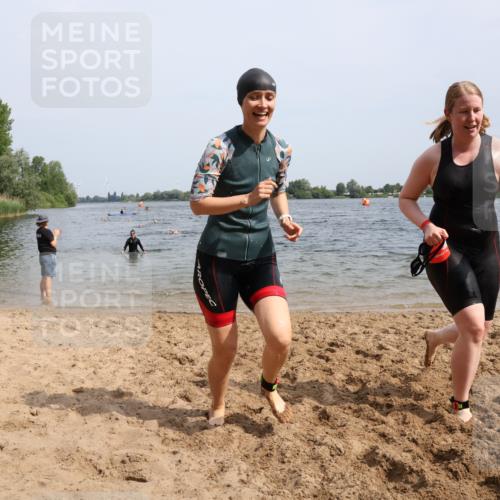 15.06.2025 - 27. Vierlanden-Triathlon Lena Gebhardt http://msf.ph/oto/8021510 15.06.2025 10:18:32 Schwimmen 495, 533, 535, 621, 628 meine-sportfotos.de