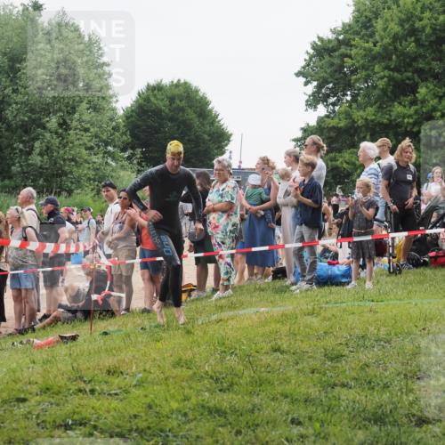 15.06.2025 - 27. Vierlanden-Triathlon KatJ http://msf.ph/oto/8021514 15.06.2025 10:52:31 Schwimmen 682, 759 meine-sportfotos.de