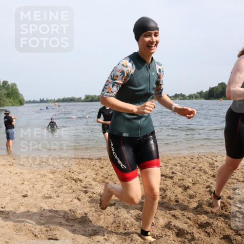15.06.2025 - 27. Vierlanden-Triathlon Lena Gebhardt http://msf.ph/oto/8021518 15.06.2025 10:18:32 Schwimmen 495, 533, 535, 621, 628 meine-sportfotos.de