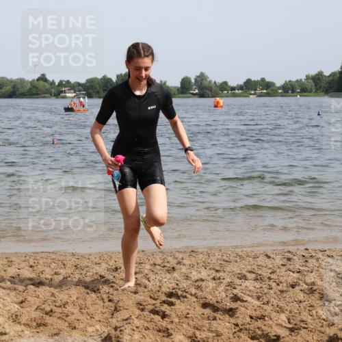 15.06.2025 - 27. Vierlanden-Triathlon Lena Gebhardt http://msf.ph/oto/8021522 15.06.2025 10:18:33 Schwimmen 495, 533, 535, 536, 621, 628 meine-sportfotos.de