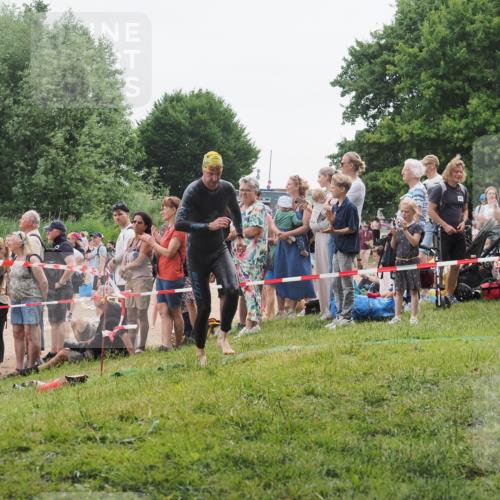 15.06.2025 - 27. Vierlanden-Triathlon KatJ http://msf.ph/oto/8021524 15.06.2025 10:52:31 Schwimmen 682, 759 meine-sportfotos.de