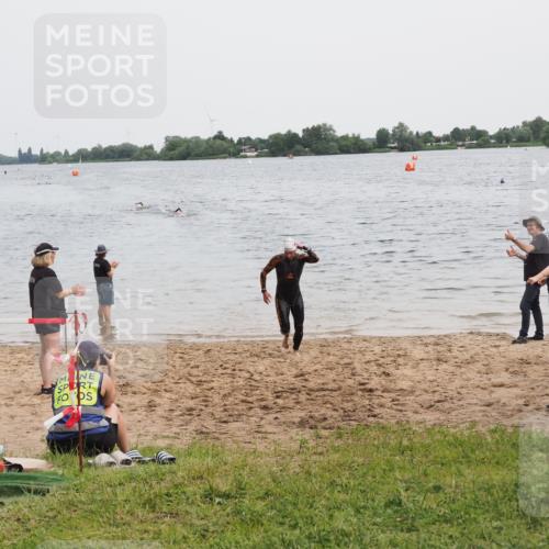 21.06.2025 - 27. Vierlanden-Triathlon MichiJ http://msf.ph/oto/8021536 15.06.2026 10:51:38 Schwimmen 676 meine-sportfotos.de